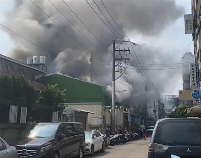 台中中清路鐵皮倉庫大火，濃煙直竄天際警消搶救中。(民眾提供)