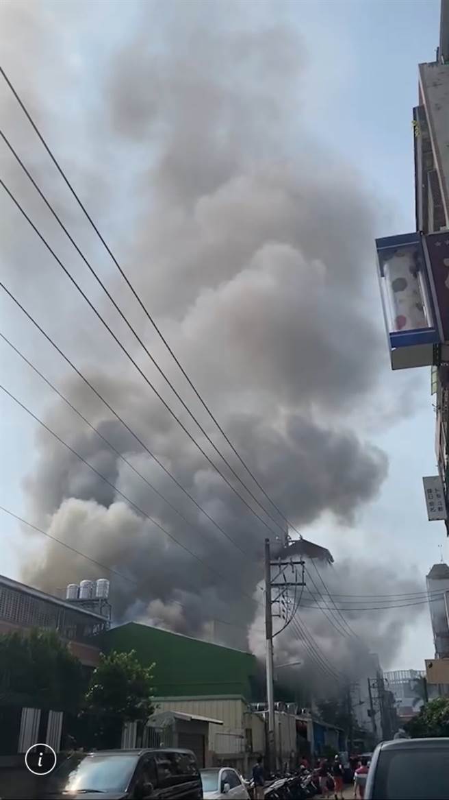 台中中清路鐵皮倉庫大火，濃煙直竄天際警消搶救中。(民眾提供)