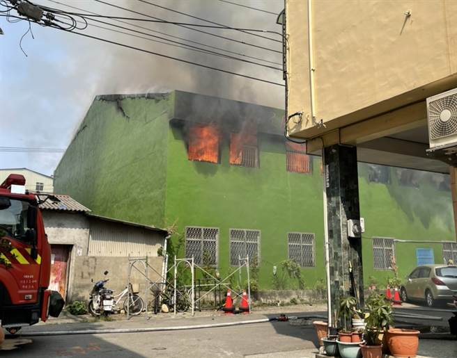 台中西屯區中清路二段一處鐵皮工廠2日上午10時許發生大火，倉庫陷入一片火海。（圖／記者爆料網提供）