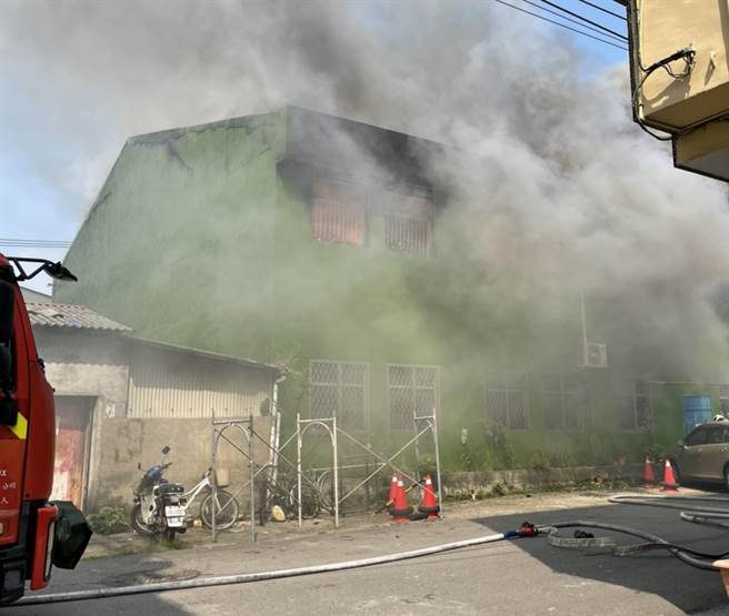 台中西屯區中清路二段一處鐵皮工廠2日上午10時許發生大火，現場竄出濃濃黑煙，數十公里外皆可見。（圖／記者爆料網提供）