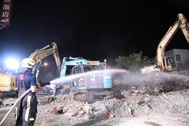 花莲市漫波假期饭店拆除过程中发生倒塌重大工安意外，县府监督拆除业者承包商漏夜拆除倒塌大楼，恢復现场通车（花莲县府提供／王志伟花莲传真）