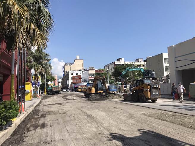 倒塌大楼漏夜清传，现场恢復通车铺设柏油。（王志伟摄）