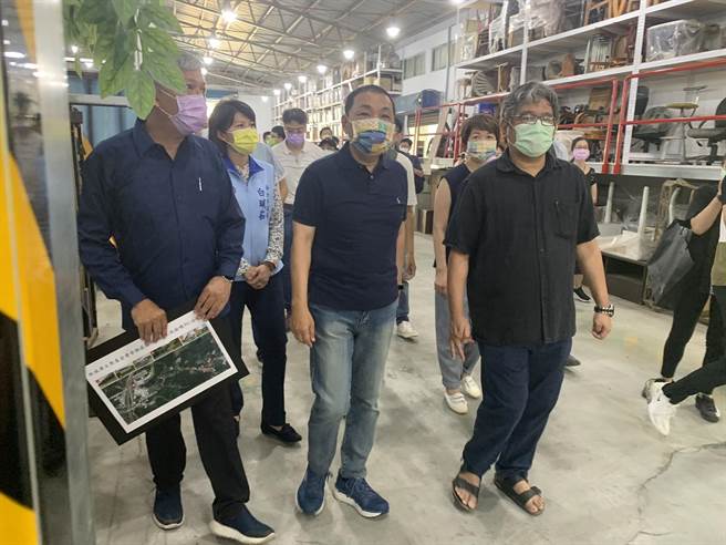 侯友宜今天上午視察紙風車道具倉庫。（王揚傑攝）