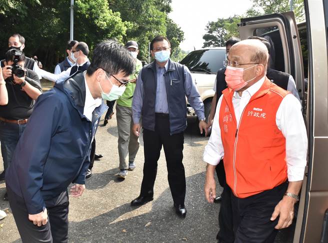 行政院长苏贞昌2日（右）南下视察桥科联外道路兴建计画，高雄市长陈其迈（左）迎接。（林瑞益摄）