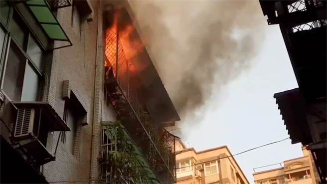 新北市泰山明志路一栋公寓2日清晨发生火警，警消获报到场后布水线救出5人，其中3人ohca（到院前死亡），3人经抢救后皆宣告不治，详细起火原因待调查；火舌吞噬民宅，令人怵目惊心。（民眾提供）