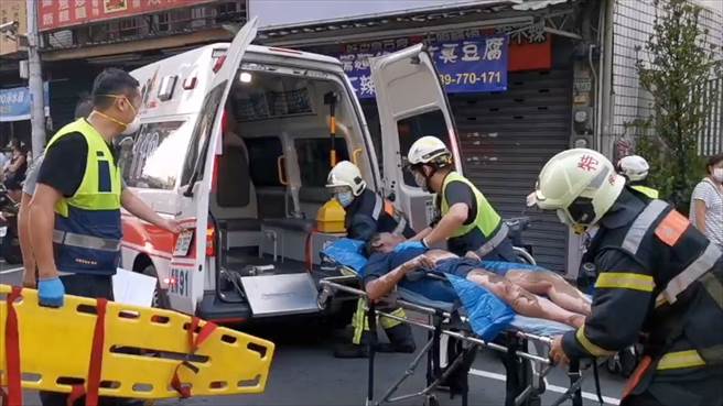 新北市泰山明志路一栋公寓2日清晨发生火警，警消获报到场后布水线救出5人，其中3人ohca（到院前死亡），3人经抢救后皆宣告不治，详细起火原因待调查；救护人员按压伤者胸口抢救，火灾现场聚集不少关心民眾。（郭吉铨摄）