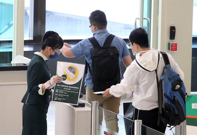 美国、日本、英国等近期陆续宣布，完整接种疫苗后，入境可以免除隔离或缩短隔离天数，但各国认证的疫苗中，几乎都不包含国产的高端疫苗，仅有印尼同意施打高端疫苗能够入境。（范扬光摄）