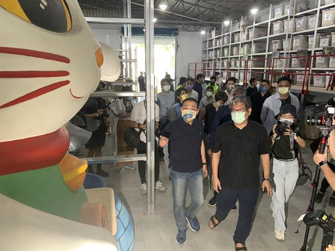 新北市长侯友宜今天上午视察纸风车道具仓库。（王扬杰摄）