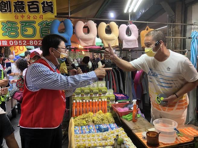 谢龙介呼吁大家在10月23日用手上神圣的一票给陈柏惟一次反省的机会，让陈柏惟检讨之后再出发，受到乡亲的热烈欢迎。(陈世宗摄)