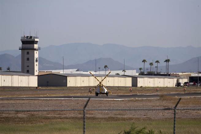 美国亚利桑那州凤凰城（Phoenix）郊区机场附近今天发生直升机与单发动机飞机半空中相撞事故，直升机坠毁田野上，机上两人丧生。(图/美联社)