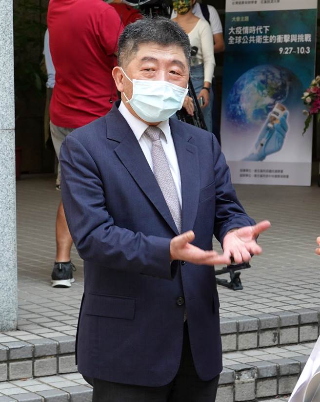 卫福部长陈时中2日出席「2021年公共卫生联合年会」，并表示现在除了布局疫苗降低重症死亡率，同时也筹备口服药物，希望能尽速让国内经济活动復甦。（姚志平摄）