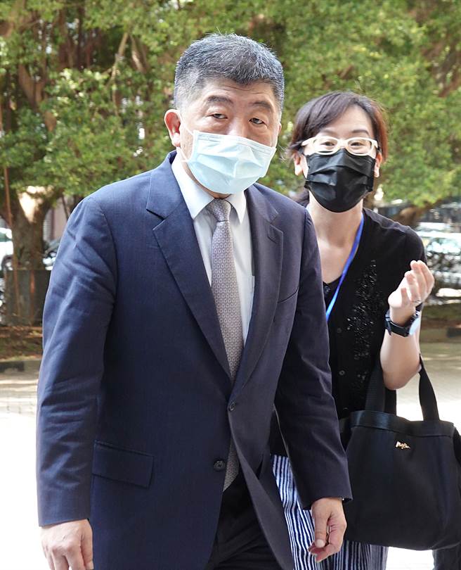 卫福部长陈时中2日出席「2021年公共卫生联合年会」，并表示现在除了布局疫苗降低重症死亡率，同时也筹备口服药物，希望能尽速让国内经济活动復甦。（姚志平摄）