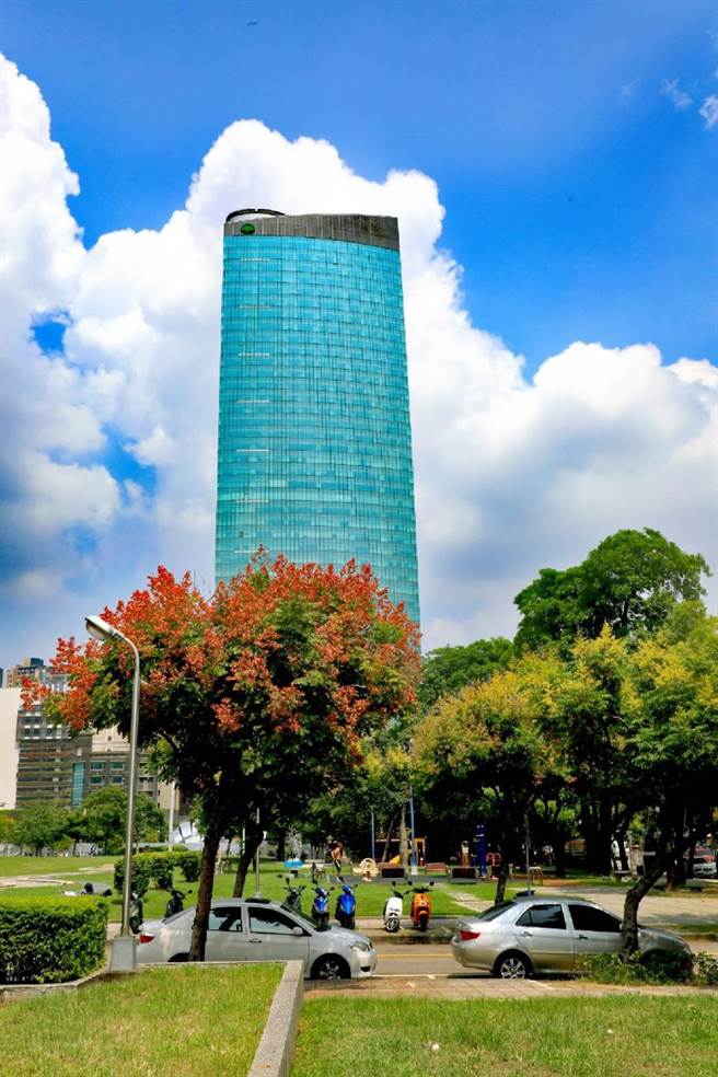 金黄与酒红交织为城市增添迷人风采。（台中市政府提供）