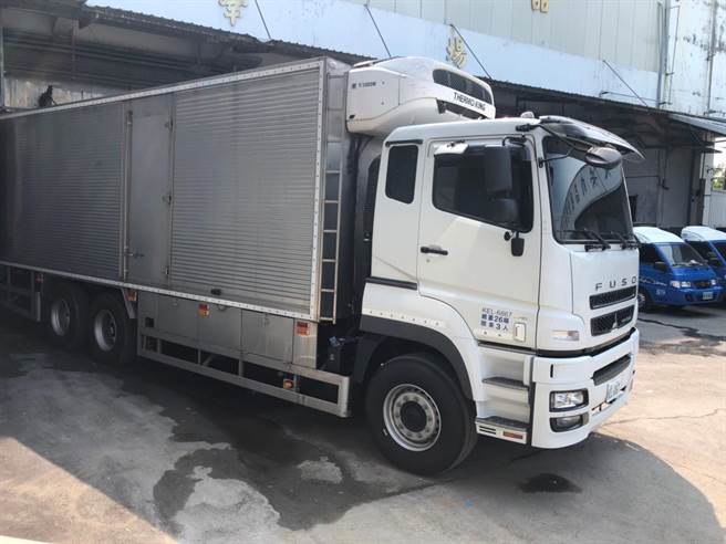 台中市农业局补助大安区肉品市场购置26吨大型恒温保鲜运输车辆，全程15至18℃载运屠体。（台中市农业局提供／王文吉台中传真）