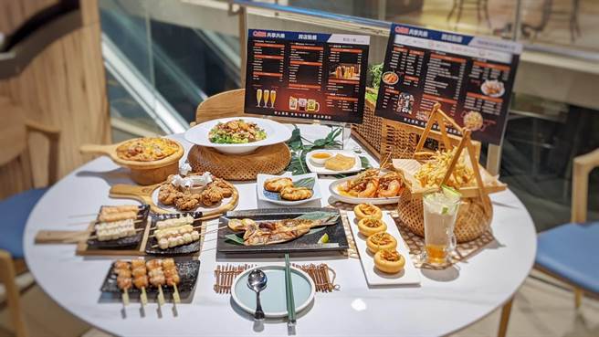 京站的「Q条通」特别推出跨餐厅点餐服务，在HEYAHH、一鹭Express、金色三麦与海底捞其中一家餐厅用餐，均可同时点享另外3间餐厅的料理。（京站提供）