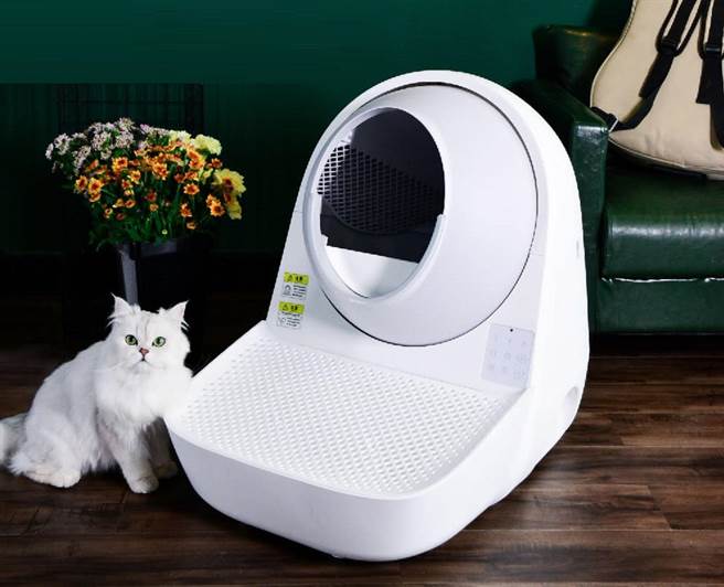 momo购物网的CATLINK X1台湾限定版自动猫砂机及落砂踏板，原价1万8768元，10月11日前特价1万4176元。（momo购物网提供）