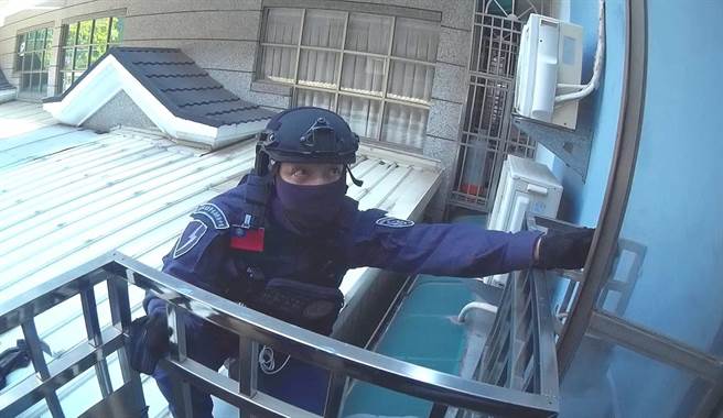 霹雳小组干员攀墙攻坚诈欺集团的机房。（高雄市刑大提供／石秀华高雄传真）