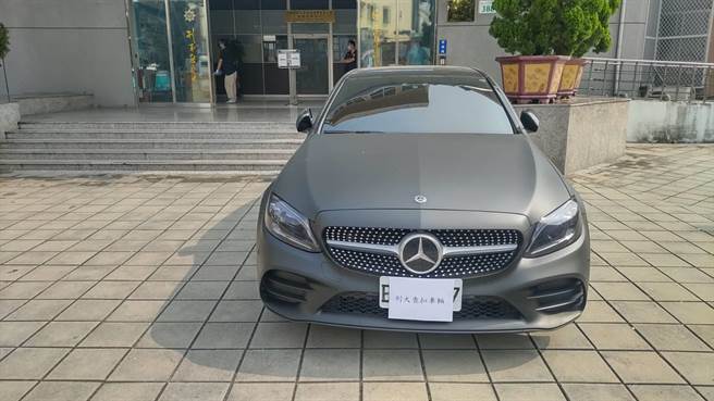 警方查扣经营诈骗集团机房的刘姓主嫌所有的宾士车。（高雄市刑大提供／石秀华高雄传真）