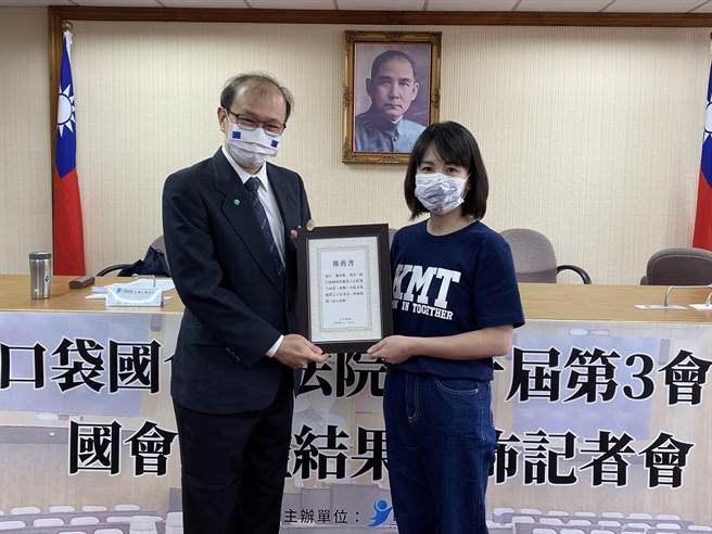 國民黨立委謝衣鳳（右）。（圖／取自謝衣鳳臉書）