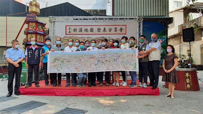 台南市中西区公所发表枋溪地图卷轴，重现府城地下河枋溪的沿线河道。（中西区公所提供／程炳璋台南传真）