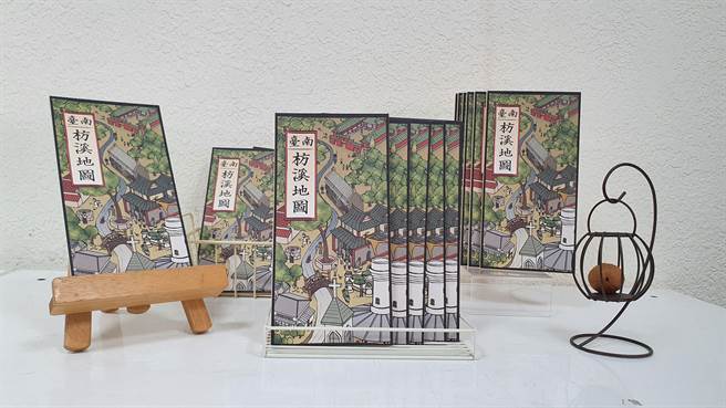 枋溪地图以浮世绘风格制作，是一幅超广角的空中鸟瞰图。（中西区公所提供／程炳璋台南传真）