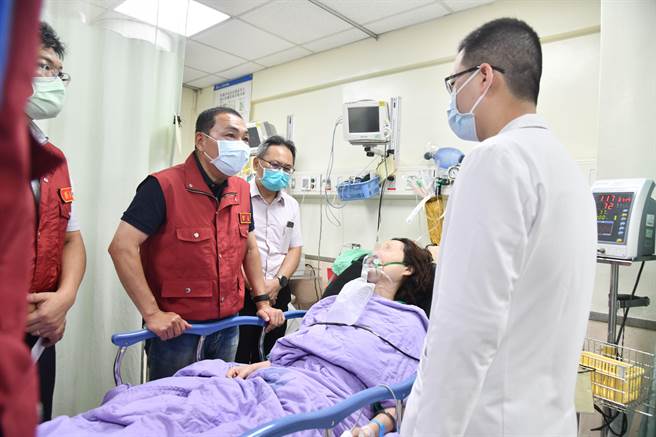 泰山民宅恶火一家3死2伤　新北市长侯友宜前往医院慰问（新北市府提供／戴上容新北传真）