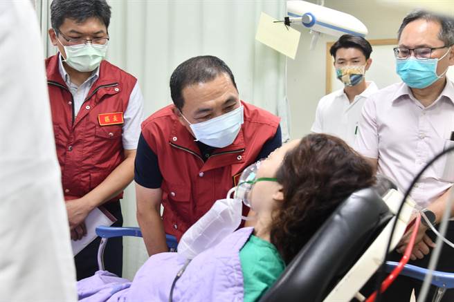 泰山民宅恶火一家3死2伤　新北市长侯友宜前往医院慰问（新北市府提供／戴上容新北传真）