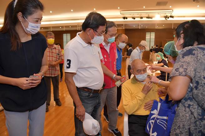 南投縣進行66歲以上默德納第二劑施打作業，南投縣長林明溱、立委許淑華等人到場關心。（南投縣府提供／陳淑芬南投傳真）