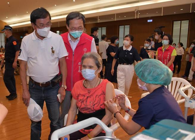 南投縣進行66歲以上默德納第二劑施打作業，南投縣長林明溱等人到場關心。（南投縣府提供／陳淑芬南投傳真）