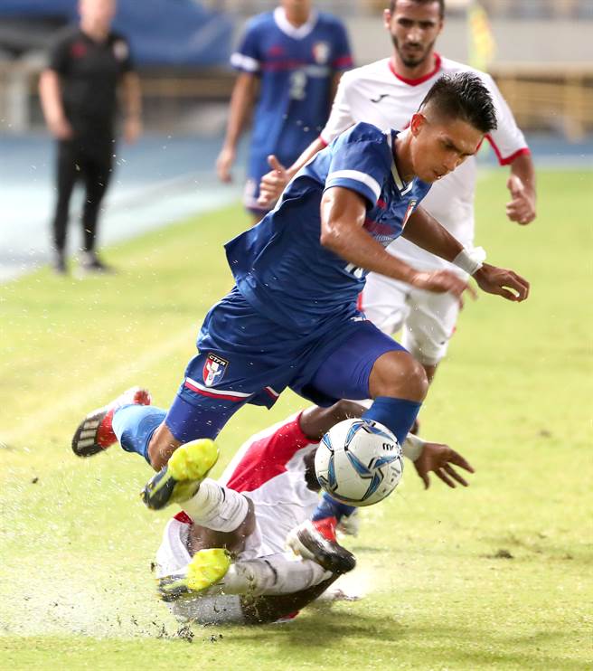 中华男足爆出集训时有陈浩玮（蓝衣者）、白劭宇、段昍、游家煌4球员违规饮酒，被停止其代表队相关权利。（资料照，郑任南摄）