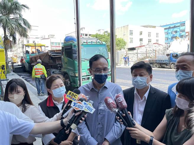 朱立伦前往花莲漫波饭店倒塌现场，关心恢復情形，并在徐榛蔚、傅昆萁陪同受访，呼吁中央应对都更、危老建筑更加重视。（王志伟花莲传真）