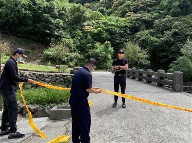 瑞芳大粗坑步道虎头蜂攻击游客，2男3女遭螫伤急送医，目前已封锁步道。(民眾提供)