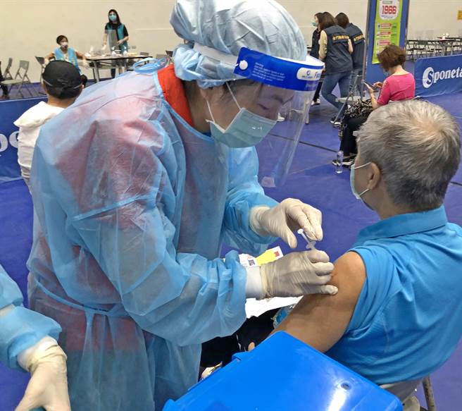 金门再开设4座大型接种站，今起连2天为估约2200名县籍65-74岁及具原住民身分55-64岁以上者施打第2剂莫德纳疫苗。（李金生摄）