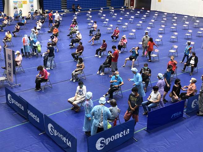 金门再开设4座大型接种站，今起连2天为估约2200名县籍65-74岁及具原住民身分55-64岁以上者施打第2剂莫德纳疫苗。（李金生摄）