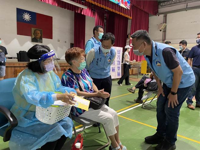 杨镇浯县长访视大型接种站作业，感谢乡亲配合分区、分时接种疫苗，让施打作业十分流畅、顺利。（县府提供）