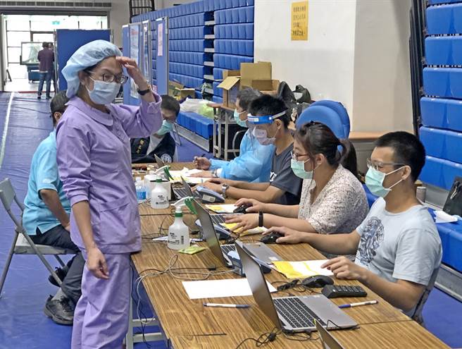 金门再开设4座大型接种站，现场作业有条不紊。（李金生摄）