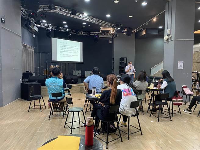 台南市原住民族委员会2日举办邹族日讲座，高英杰上台讲述父亲高一生的歷史故事。（程炳璋摄）