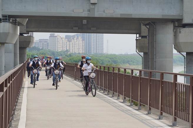 台中市观光旅游局举办乌日环河自行车道铁马游铁马游活动，吸引民眾骑乘。（王文吉摄）