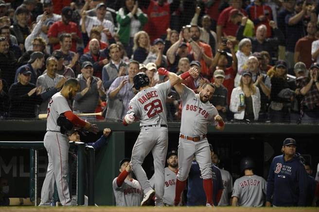 紅襪在例行賽最後關頭仍有可能被藍鳥、水手追過。（美聯社）