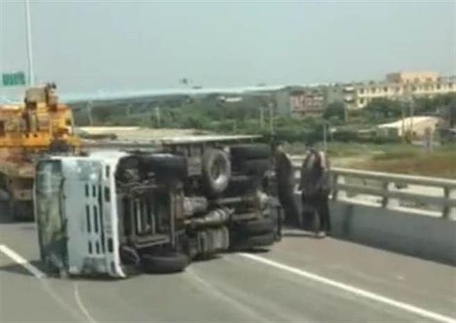 西滨快速道路小货车翻覆。（彰化踢爆网提供／吴敏菁彰化传真）