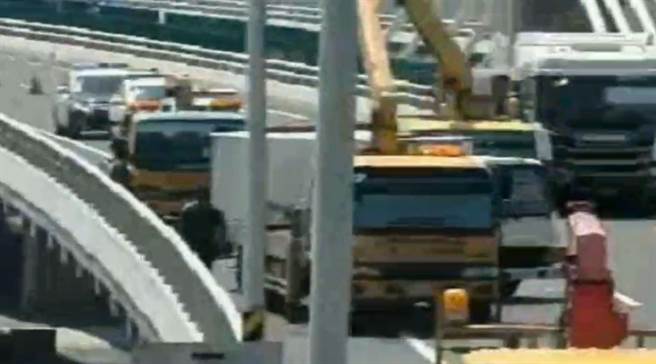 西滨快速道路小货车翻覆。（彰化踢爆网提供／吴敏菁彰化传真）