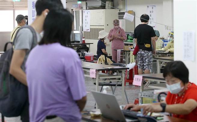 民眾接種拍照留念。（趙雙傑攝）
