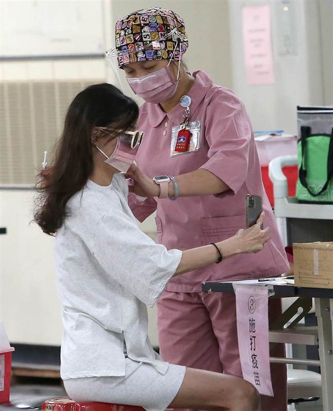 民眾前往接種站注射疫苗。（趙雙傑攝）
