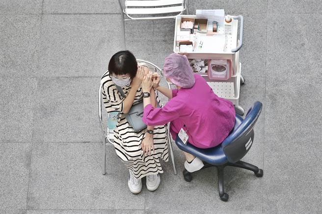 属于第七类的双铁工作人员被爆出钻医院疫苗预约系统漏洞，假冒第三类高风险人员，集体到高雄医疗院所闯关抢打第二剂莫德纳疫苗。（非当事人，杜宜谙摄）