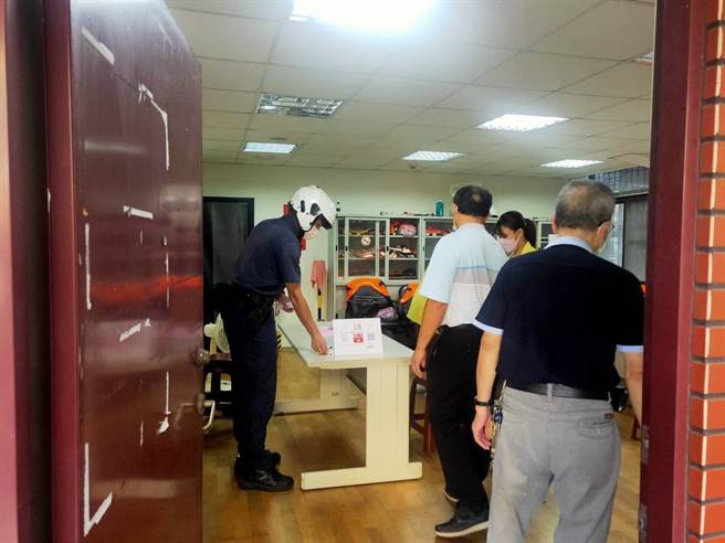 林口警针对民眾领取动线，详实规划巡逻与守望勤务，严防抢夺、诈骗或窃取等情事。(苏育宣翻摄)