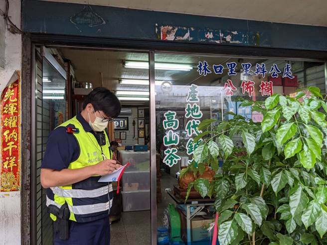 林口警针对民眾领取动线，详实规划巡逻与守望勤务，严防抢夺、诈骗或窃取等情事。(苏育宣翻摄)