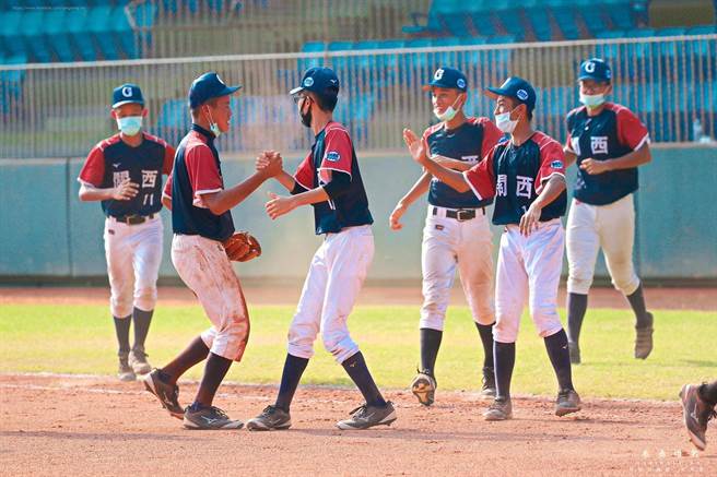 关西国中棒球队在第8届立德杯全国青少棒锦标赛中，表现亮眼，最终夺冠，也刷新队史纪录。（新竹县政府提供）