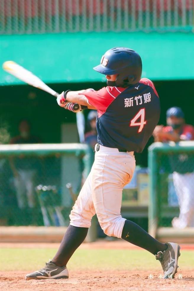 关西国中棒球队在第8届立德杯全国青少棒锦标赛中，表现亮眼，最终夺冠，也刷新队史纪录。（新竹县政府提供）