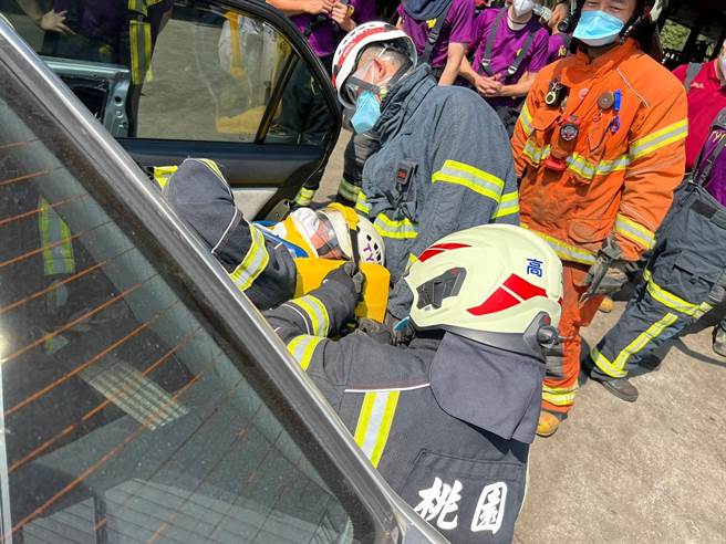 桃园市消防局第四大队2、3日进行车祸救援训练，提升车祸救援技能。（消防提供）
