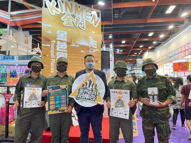穿著草綠服的老兵志工協助宣傳年度主題活動「金門老兵召集令」，十分吸睛。（金門縣府觀光處提供）